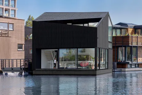 Modern floating home in Amsterdam, by i29 studio