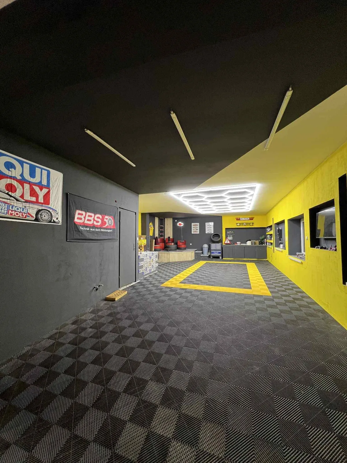 Good evening gentlemen and ladies respectively, i would like to present you my hobby garage