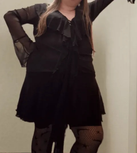 Got home from a Halloween party last night wishing I had someone to get me out of this dress, too bad I had to do it myself 🎃💚