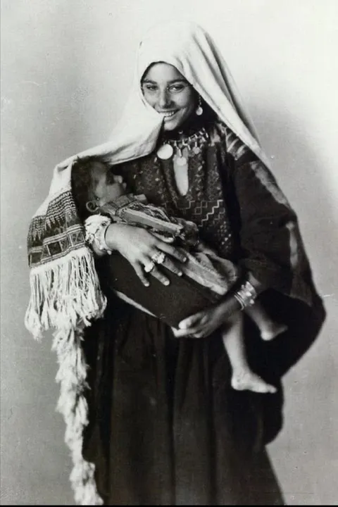 Palestinian woman with her child in 1920s