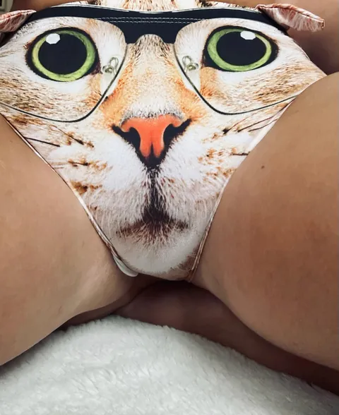 Outtake der Höschen-Reihe 😂 was möchte uns der Designer damit sagen? Miau? 🐱 …und wie es darunter aussieht… (f)