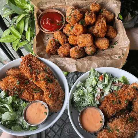 [Homemade] Tater tots &amp; coconut crusted chicken tenders