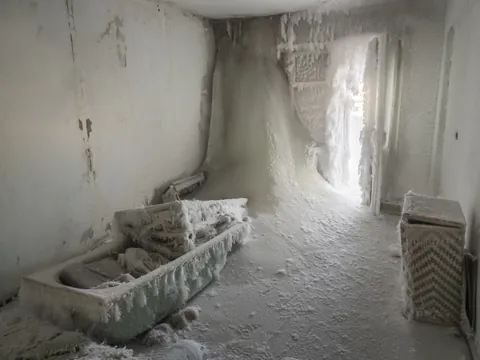 🔥Photographer Maria Passer captured the ice-covered abandoned buildings of Vorkuta, in Russia’s Komi Republic, where winter temperatures drop as low as -58°F. As residents leave the dying coal-mining city, snow and ice completely encrust former living rooms, offices, and bedrooms