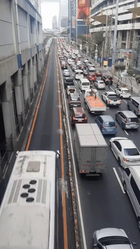 MMDA/DILG: We want to encourage people to use public transportation... by removing the bus lane.