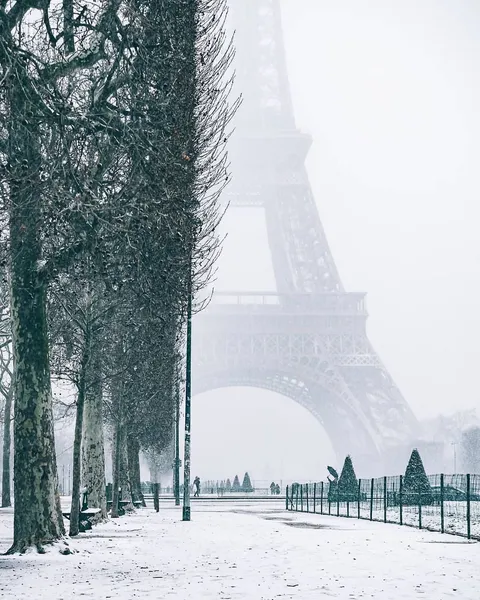 PsBattle: Eiffel Tower in snow