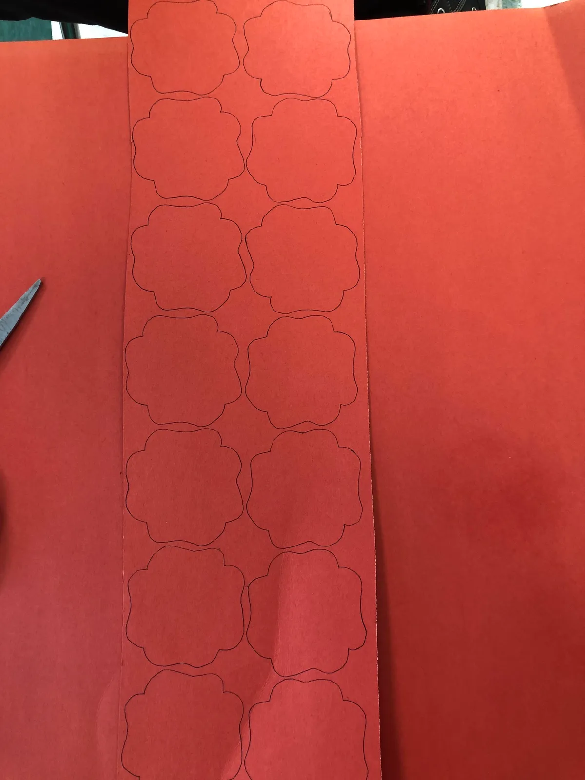 I drew poppy outlines for my class to cut out - they look like they overlap but don’t.