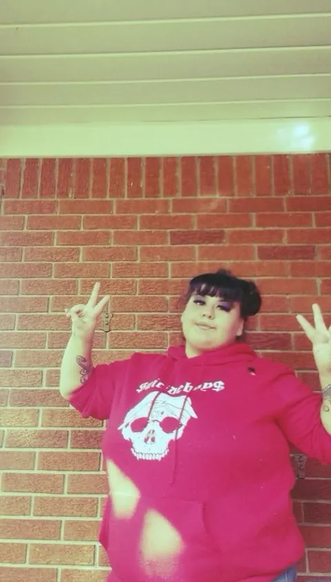 24F , DO YOUR WORST !! Hehe ☺️🤷🏻‍♀️•short hair is newer pics of me • (longer hair was in 2024 .) 