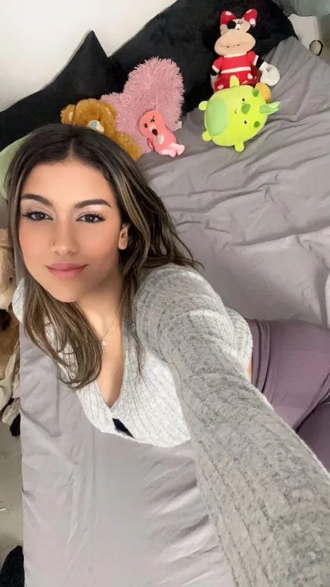 Here is my Latine cutie girlfriend application