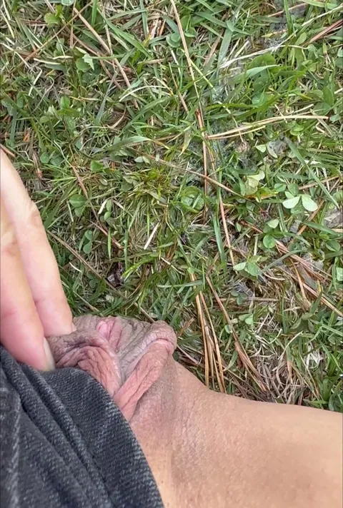 at the lake and i had to piss so bad but no bathrooms in sight 💦