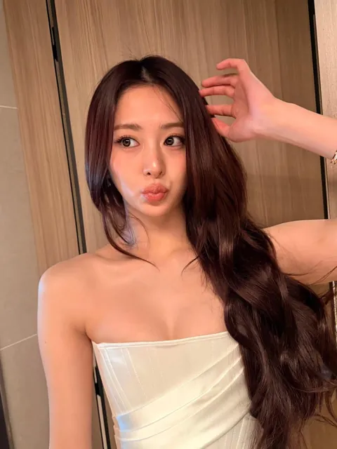 LE SSERAFIM - Yunjin