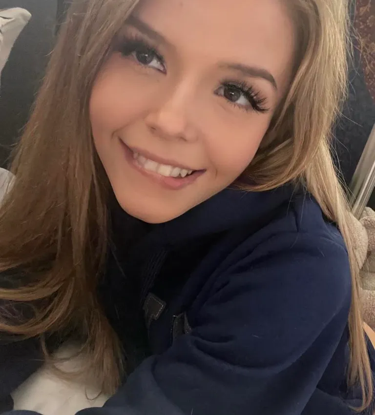 18F am I hot or just cute 😩