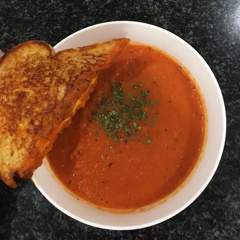 [Homemade] Roasted red pepper &amp; tomato soup, and a grilled cheese.