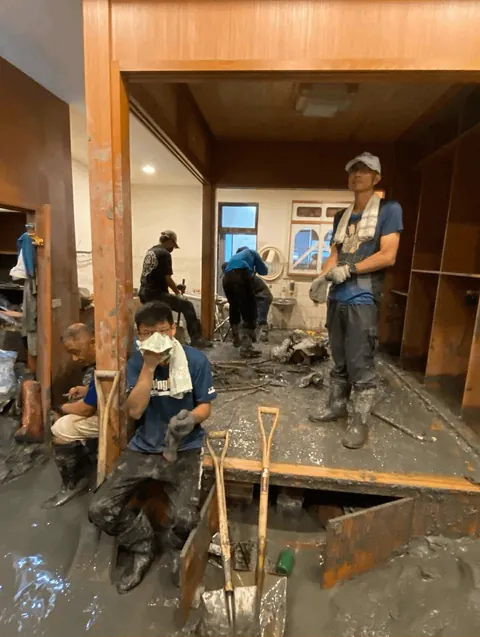 Thousands of Taiwanese Packed Trains to Help After Floods — Told ‘You’re Supermen,Pay Us Later’ [OC]