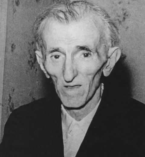 This is the last known photo of Nicola Tesla. On 7th January 1943, Tesla died alone in the New Yorker Hotel. By the end of his life, he was penniless and had become a vegetarian