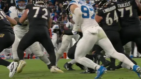 [Highlight] Hutchinson punches out the ball, Lions recover!