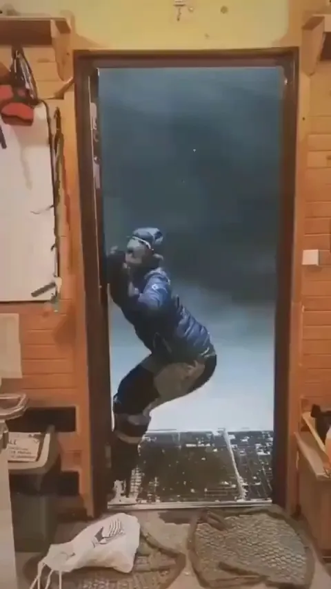 🔥Antarctic researcher having trouble closing the door after nightly duties. 