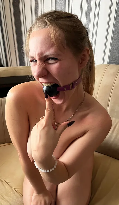 I wear a gag correctly so that the owner will notice me faster and fuck me roughly [F]