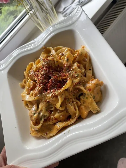 Pasta with chicken and sun-dried tomatoes