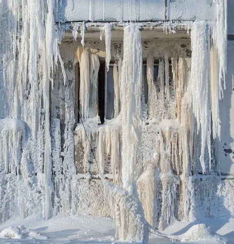 🔥Photographer Maria Passer captured the ice-covered abandoned buildings of Vorkuta, in Russia’s Komi Republic, where winter temperatures drop as low as -58°F. As residents leave the dying coal-mining city, snow and ice completely encrust former living rooms, offices, and bedrooms