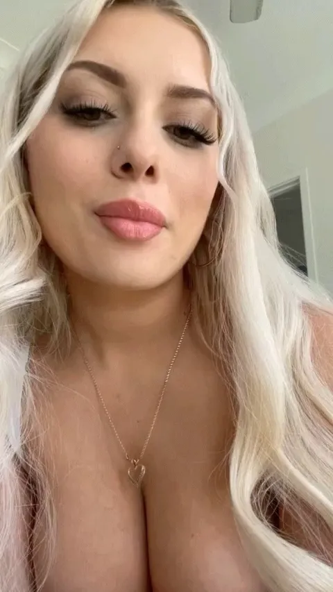 Cheers to the men that love natural boobs