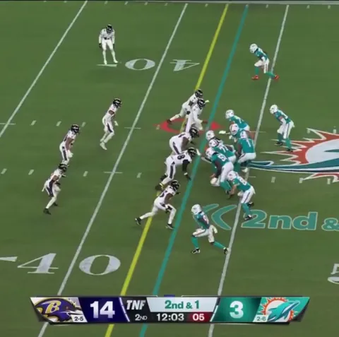 [Highlight] Ollie Gordon gets called for tripping when it looks like he slipped and it wipes out a big pass to Jaylen Waddle