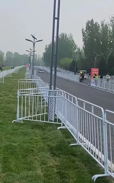 Humanoid robot running at really high speed (not IA)