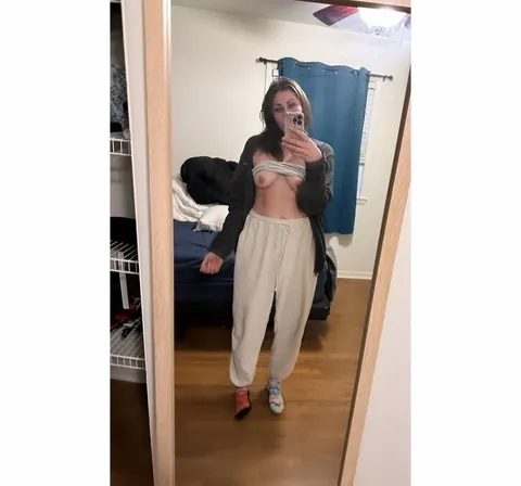 25 yo, mom of 1…am I hot enough go consider dating? 🥹➡️😪 (f25) 