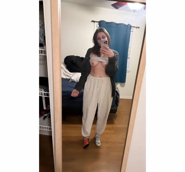 25 yo, mom of 1…am I hot enough go consider dating? 🥹➡️😪 (f25) 