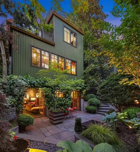 Green house (Seattle, Washington, US).