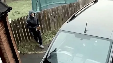 Thief tries to break a window &amp; fails