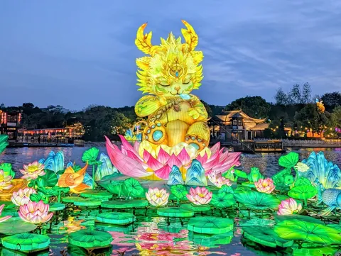 I randomly found Nanjing’s Qinhuai Lantern Festival, and it was breathtakingly beautiful