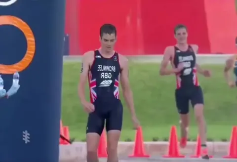 Bro sacrificed the gold medal to carry his brother across the finish line.
