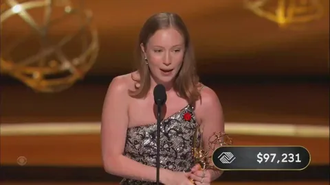 Hannah Einbinder shouts out the Eagles during her EMMYs speech: "Go Birds, F*** ICE and Free Palestine”