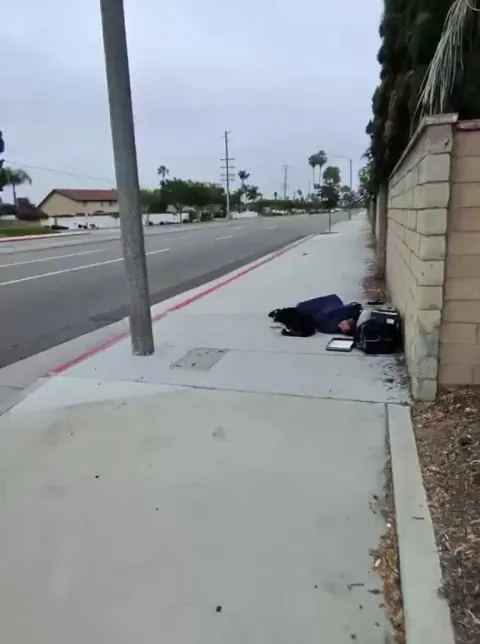 Kind man gives blanket to homeless man and receives gratitude from his dog