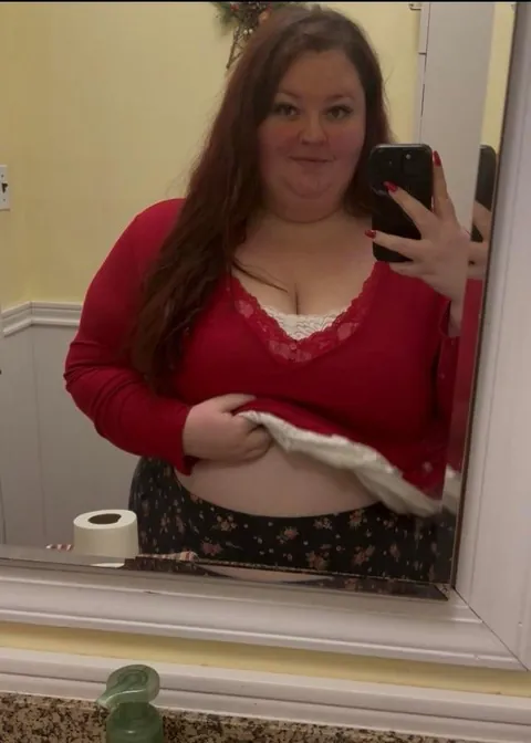 I snuck away from family dinner to flash you 🥰