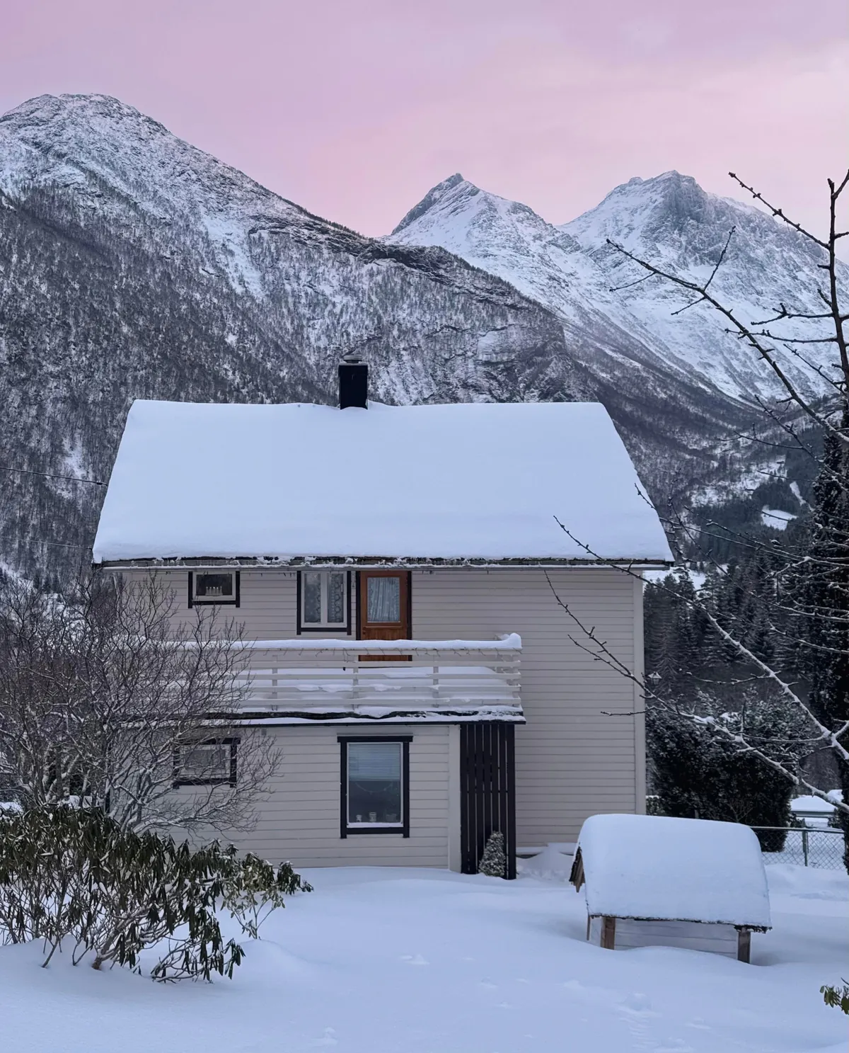 My girlfriends cozy farmhouse in Norway, with a winter &amp; summer comparison :)