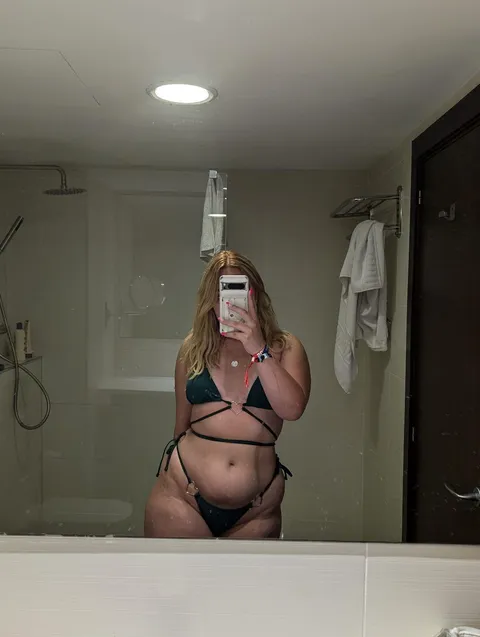 Vous m'aviez manqué mais je suis de retour ! Si mon gros cul vous as manqué vous savez quoi faire 🤫