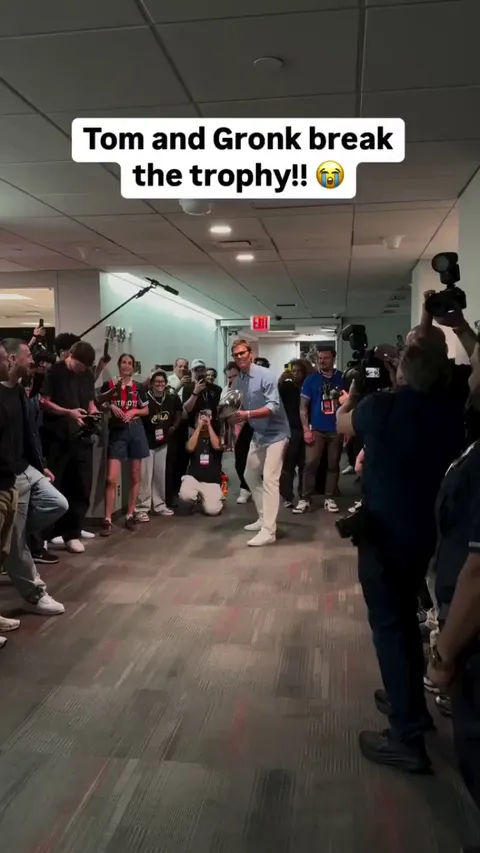 [Highlight] Tom Brady and Gronk Breaks the Lombardi Trophy