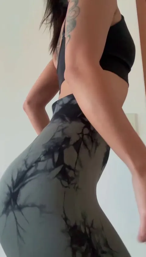 New grey yoga pants. I hope you like how they look on me 🍑