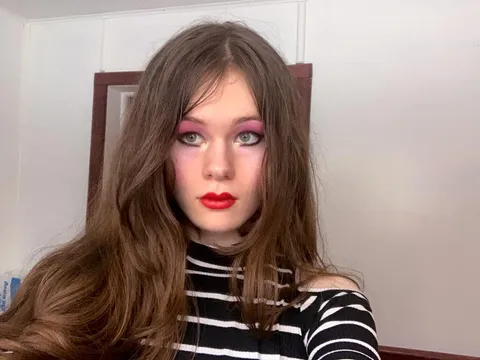 Trans woman, trying to be more comfortable with bold makeup