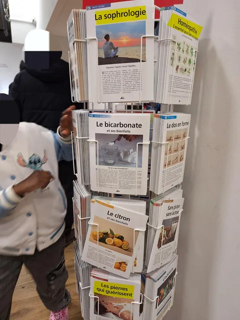 La Poste propose à la vente des fiches pédagogiques du « Petit Guide » promouvant, entre autres, la sophrologie, la lithothérapie, l'homéopathie ou encore la médecine chinoise... insidieusement élevées au rang de sciences, aux côtés du corps humain, des langues étrangères ou de l'histoire de France.