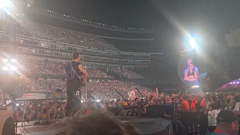 Coldplay’s Chris Martin quipped "Either they're having an affair or they're just very shy"