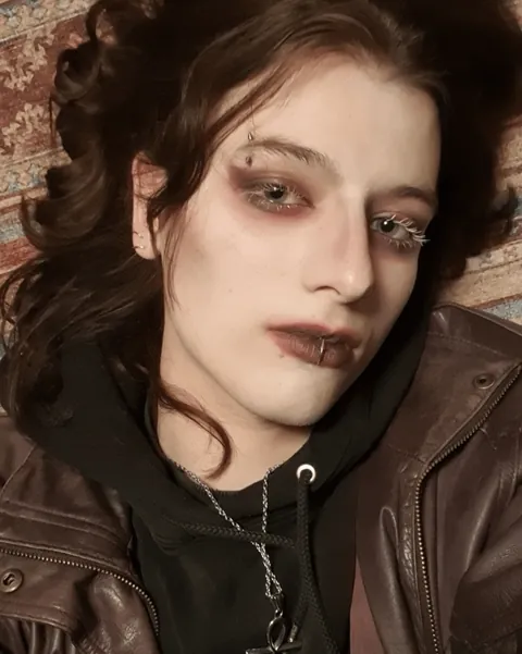 3rd time I did a full goth makeup and I'm slowly beginning to understand eyeshadow