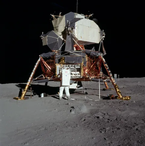 How hard was it to fly, operate and land Apollo landing module? 