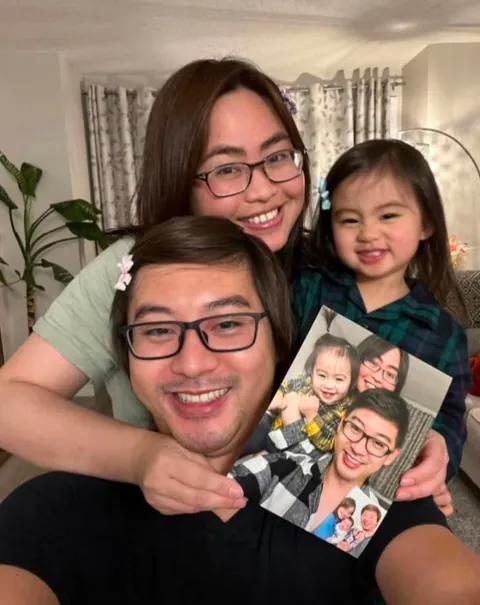 A married couple posed together for a picture every year since they first met 12 years ago 