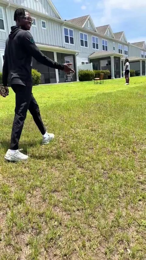 [Highlight] Travis Hunter surprises young football player training in his backyard