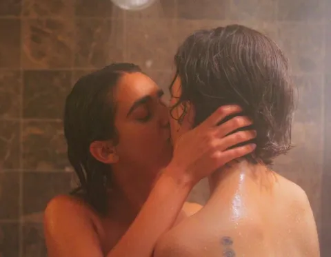 Geraldine Viswanathan and Margaret Qualley in Drive-Away Dolls (2024)