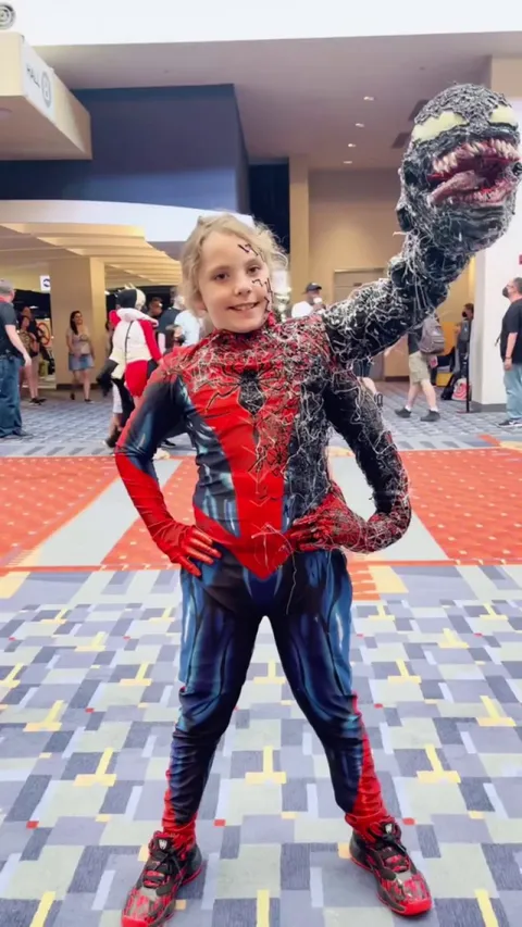 This kids venom cosplay