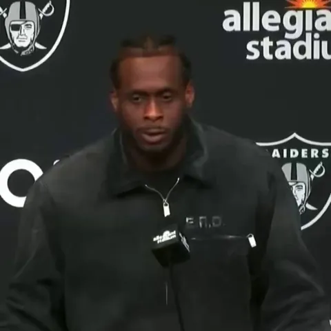 [Highlight] Raiders QB Geno Smith on offensive struggles: “I keep saying this, if something doesn’t look right out there, blame it on me… If your kids mess up at school, blame it on me. If your car breaks down going to work, blame it on me.”