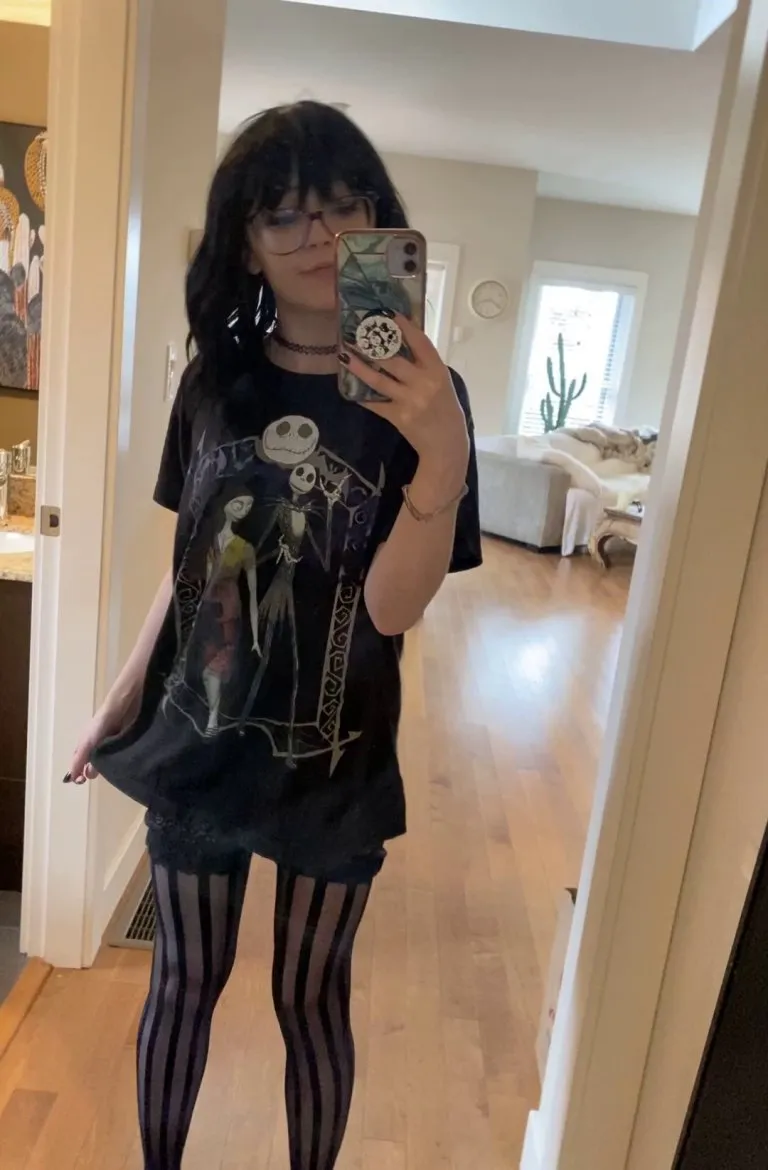 Would you make me your spooky little goth girlfriend or am I too small? 🤔 [F]